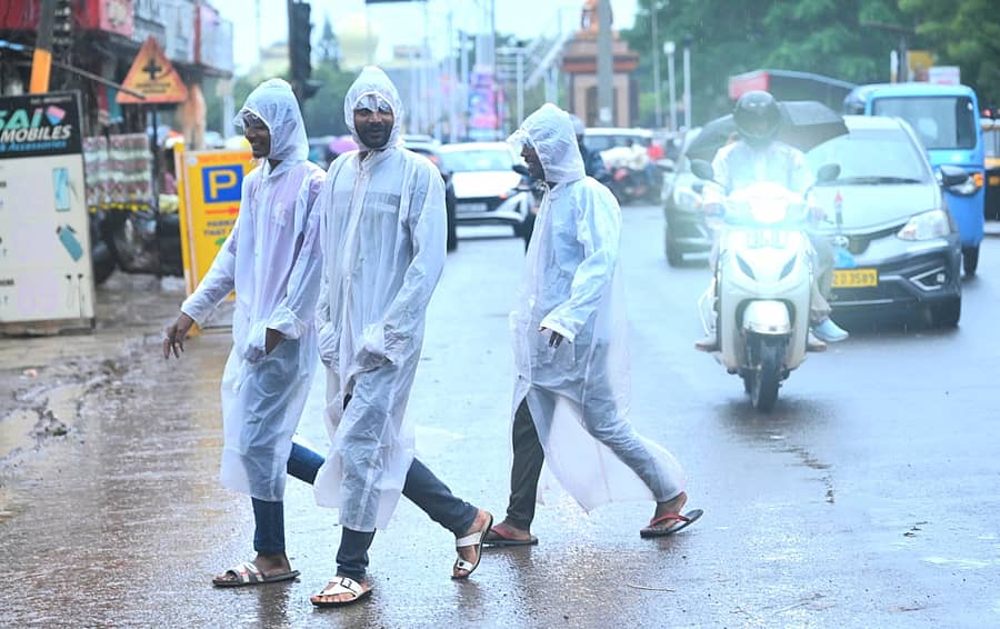 <div class="paragraphs"><p>ಬೀದರ್ನಲ್ಲಿ ಬಿಟ್ಟೂ ಬಿಡದೇ ಸುರಿಯುತ್ತಿರುವ ಜಿಟಿಜಿಟಿ ಮಳೆ, ಜನಜೀವನ ಅಸ್ತವ್ಯಸ್ತ</p><p></p></div>